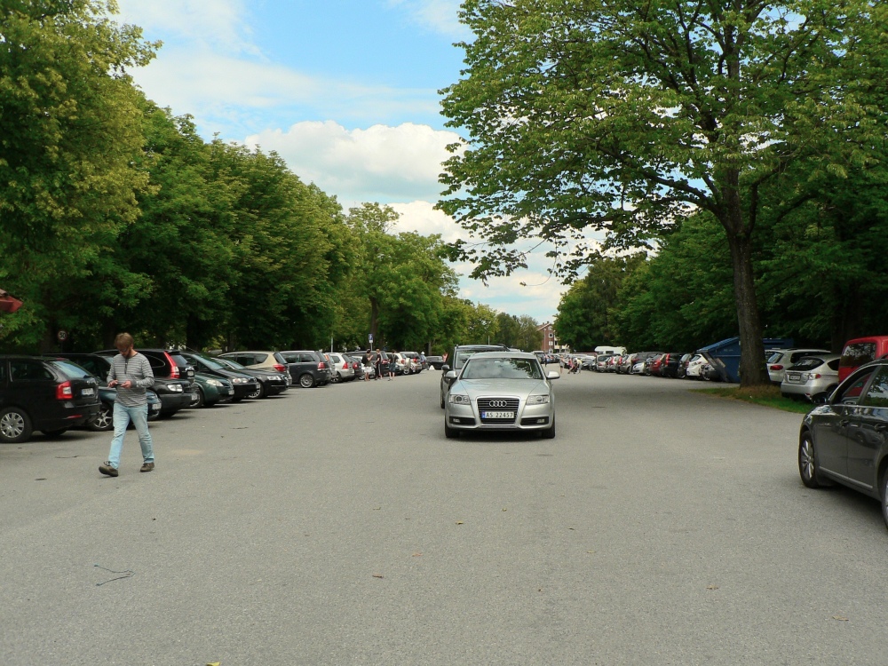 Tidlig lørdag ettermiddag er det fullt ved parkeringsplassen ved Heibergsgate - Torsnesveien.